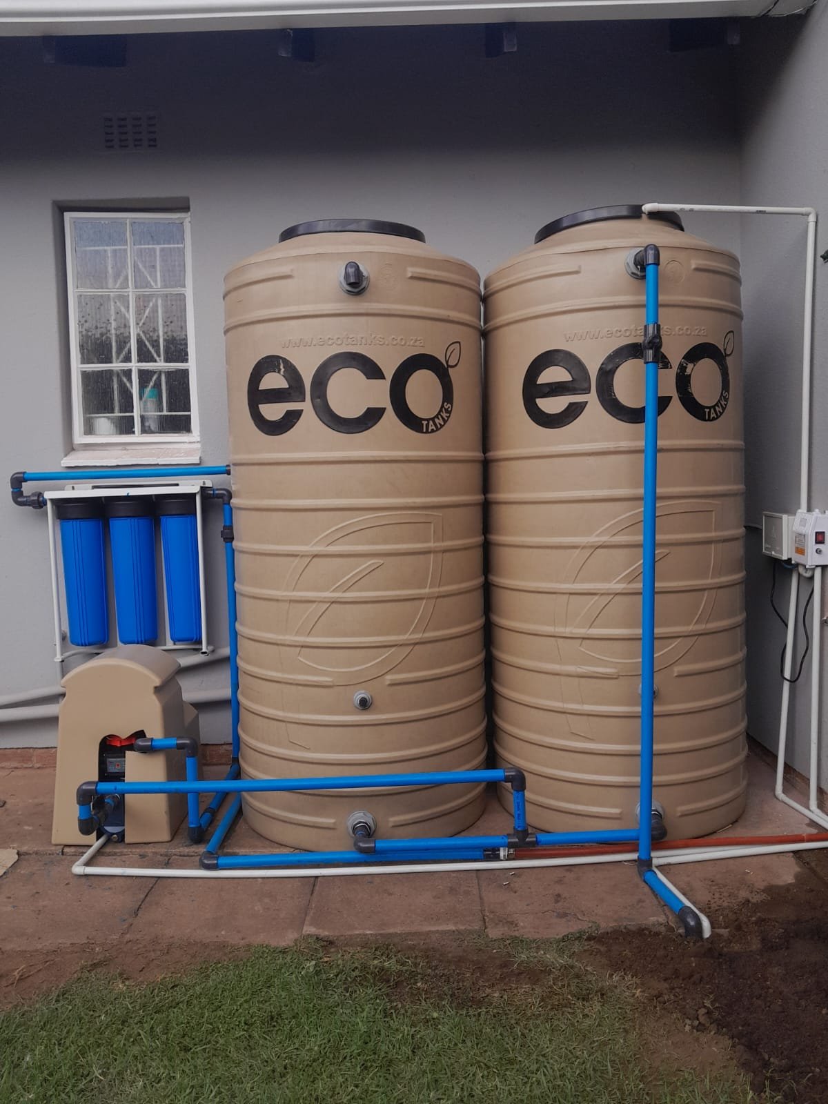 Connected storage tanks